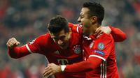 Dua pemain Bayern Munchen Robert Lewandowski (kiri) dan Thiago Alcantara (kanan). (AFP/Odd Andersen)