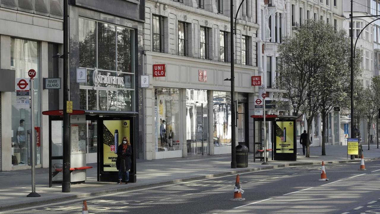 Toko Stradivarius dan Uniqlo di London. Jalanan di Inggris tampak sepi pada Maret lalu.