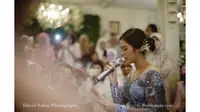 Sungkeman, Raisa Anggun dalam Balutan Kebaya Bertabur Mutiara