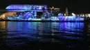 Sebuah kapal pensiunan Angkatan Laut Australia diterangi sebagai bagian dari festival Vivid di Darling Harbour, Sydney, Senin, 29 Mei 2023. (AP Photo/Mark Baker)