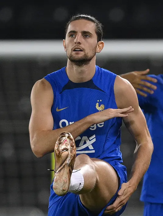 Gelandang Prancis, Adrien Rabiot melakukan pemanasan selama sesi latihan di Stadion Jassim-bin-Hamad di Doha, 12 Desember 2022. Berdasarkan rekor empat pertemuan terakhir, Prancis masih lebih diunggulkan daripada Maroko. (AFP/Franck Fife)