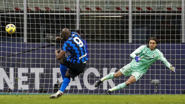 FOTO: Diwarnai Perkelahian, AC Milan Taklukkan Inter Milan di San Siro