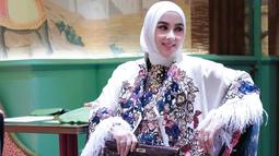 Salah satu cara yang paling sering dilakukannya adalah dengan menutupi bagian perut dengan tas tangan yang dibawanya. Selain itu, penyanyi 43 tahun itu juga sering berpose sambil duduk dan meletakkan tas di pangkuannya. Tas seakan tak pernah lepas menjadi aksesoris saat foto. (Liputan6.com/IG/@princessyahrini)