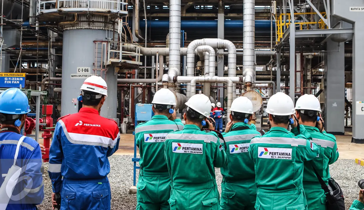Jurnalis foto mengabadikan kawasan kilang pengolahan minyak Pertamina (RU V) di Balikpapan, Kalimantan, Kamis (14/5). Untuk mengabadikan mereka diwajibkan menggunakan perlengkapan keselamatan kerja yang sudah ditentukan. (Liputan6.com/Fery Pradolo)