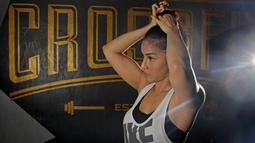 Gita Bachtiar atlet binaraga putri Indonesia menjalani latihan di Bengkel Cross-Fit, Jakarta pada Kamis (25/1/2018).  Gita Bachtiar berhasil menyabet 3 piala sekaligus di ajang IFBB Muscle Beach, Bali pada 15 Oktober 2017.  (Bola.com/Peksi Cahyo)