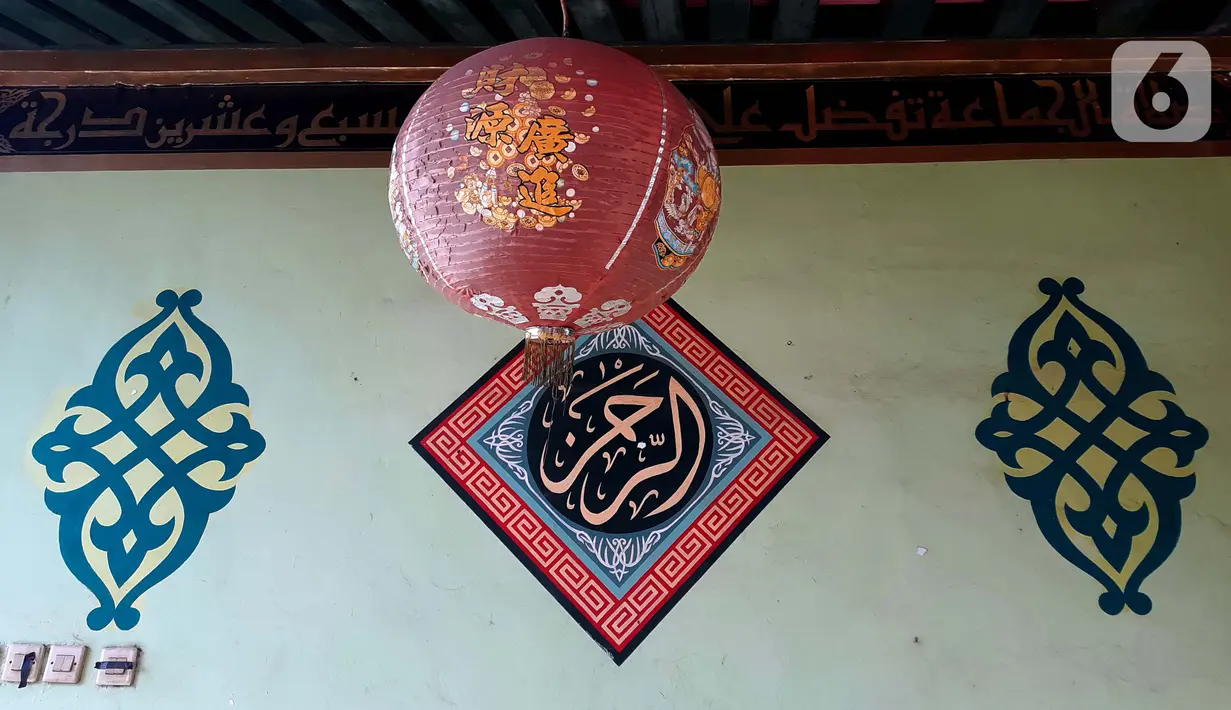 Akulturasi budaya terlihat di Masjid Jami Tan Kok Liong, Kampung Bulak Rata, Cibinong, Kab Bogor, Senin (4/5/2020). Masjid dengan arsitektur seperti kelenteng ini dibangun pada 2005 lalu oleh M Ramdhan Effendi atau Anton Medan, saat ini kondisinya memprihatinkan. (Liputan6.com/Helmi Fithriansyah)