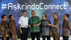 Direktur Utama Askrindo Andrianto Wahyu Adi (tengah) bersama petinggi lainnya saat peluncuran portal perusahaan di Jakarta, Rabu (21/8/2019). Askrindo mengembangkan portal perusahaan yang dapat memberikan informasi terkait produk, manajemen, pencapaian, dan kegiatan. (Liputan6.com/JohanTallo)