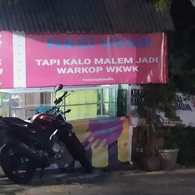 6 Tulisan Nyeleneh di Spanduk Warung Nasi Ini Bikin Pembeli Tepuk Jidat