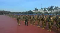 Panglima TNI Jenderal Moeldoko memeriksa pasukan.