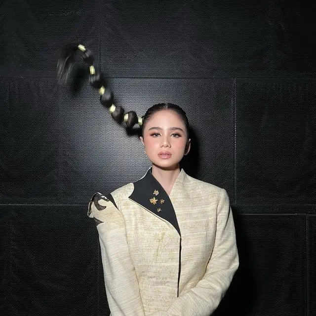 Potret Cantik Tissa Biani, Calon Mantu Maia Estianty, yang Tampil dengan Wajah Glowing Nude Pink di IMA Awards 2024