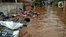 Sejumlah sepeda motor terendam banjir di kawasan Kebalen, Jakarta, Sabtu (20/2/2021). Curah hujan yang tinggi menyebabkan banjir setinggi orang dewasa di kawasan Kebalen. (Liputan6.com/Johan Tallo)