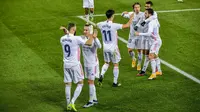 Para pemain Real Madrid merayakan gol yang dicetak oleh Karim Benzema ke gawang Alaves pada laga Liga Spanyol di Stadion Mendizorroza, Sabtu (23/1/2021). Real Madrid menang dengan skor 4-1. (AP/Alvaro Barrientos)