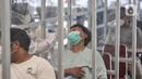 Calon penumpang melakukan tes antigen di Stasiun Pasar Senen, Jakarta, Senin (3/1/2022). PT KAI (Persero) menurunkan tarif tes antigen di stasiun bagi penumpang KA jarak jauh menjadi Rp35 ribu dari harga sebelumnya Rp45 ribu sebagai bentuk peningkatan pelayanan. (merdeka.com/Iqbal S. Nugroho)
