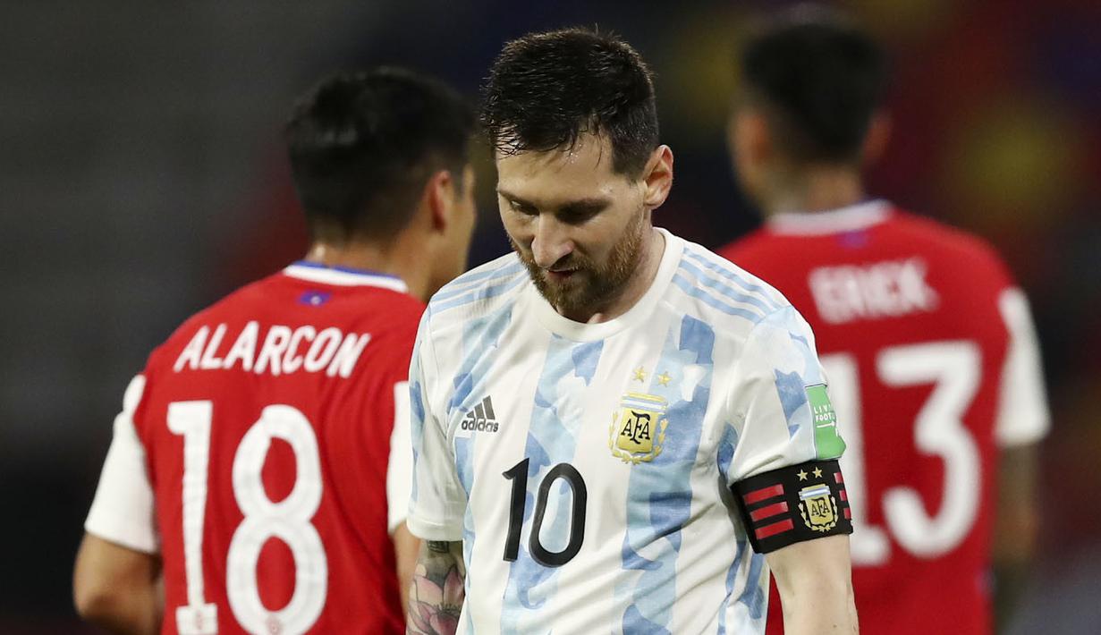 Striker Argentina, Lionel Messi, tampak lesu usai ditahan imbang Chili pada Kualifikasi Piala Dunia 2022 Zona Amerika Selatan di Stadion Santiago del Estero, Jumat (4/6/2021). Kedua tim bermain imbang 1-1. (Agustin Marcarian, Pool via AP)