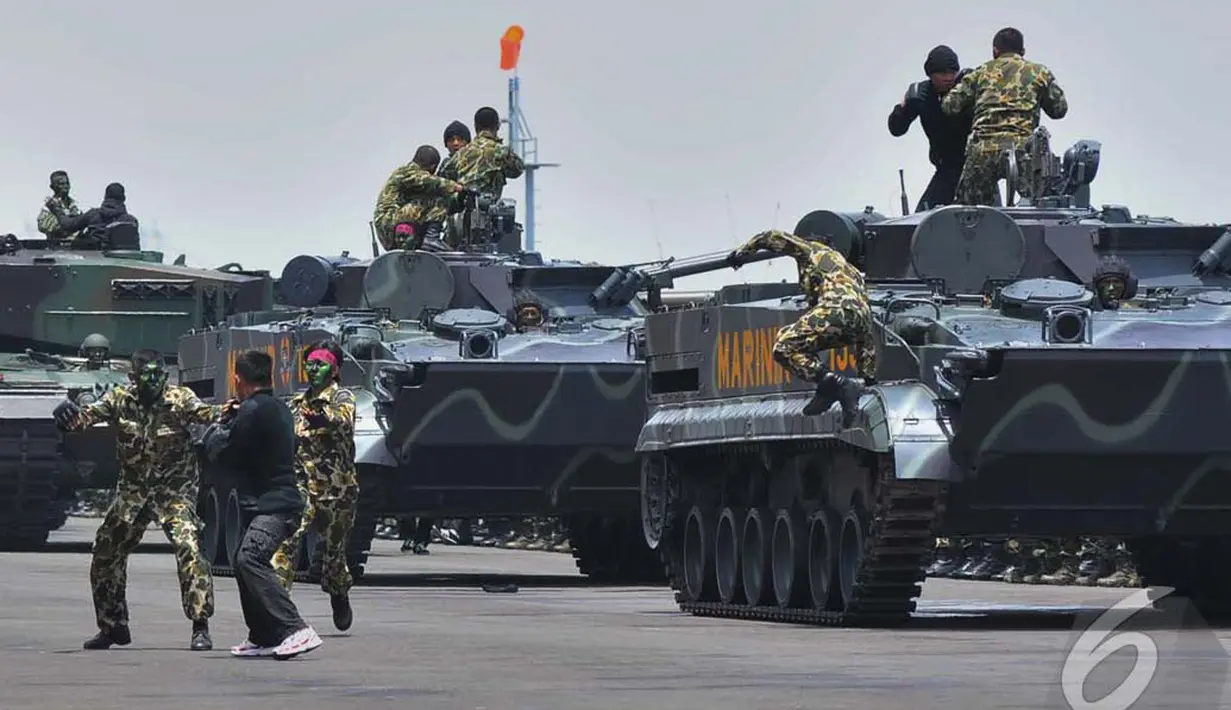 Prajurit wanita memperlihatkan aksi tempur dengan tangan kosong  saat perayaan HUT TNI ke-69, Surabaya, Senin (7/10/2014) Surabaya (Liputan6.com/Johan Tallo)