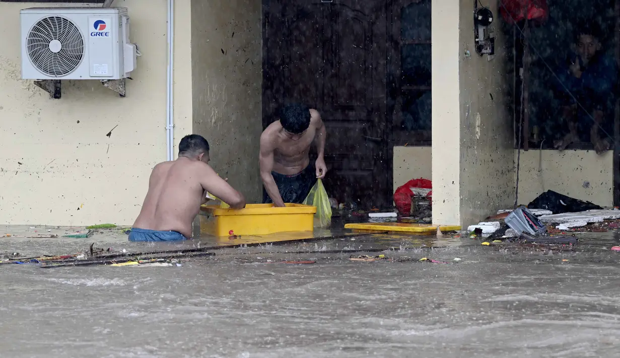 Sampai saat ini, tim Pencari dan Penyelamat dari Kantor Pencarian dan Pertolongan Denpasar menyebar di lokasi yang terdampak parah. (SONNY TUMBELAKA/AFP)
