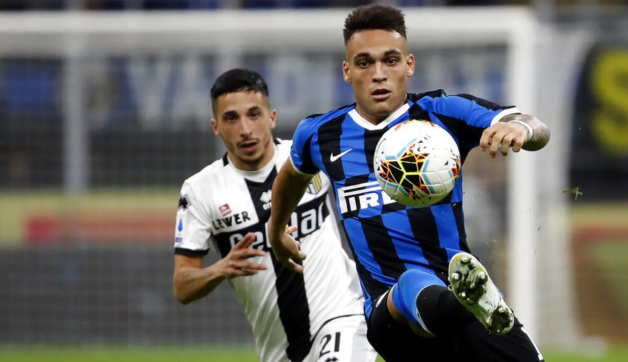 Striker Inter Milan, Lautaro Martinez, mengontrol bola saat melawan Parma pada laga Serie A di Stadion Giuseppe Meazza, Sabtu (26/10). Kedua tim bermain imbang 2-2. (AP/Antonio Calanni)
