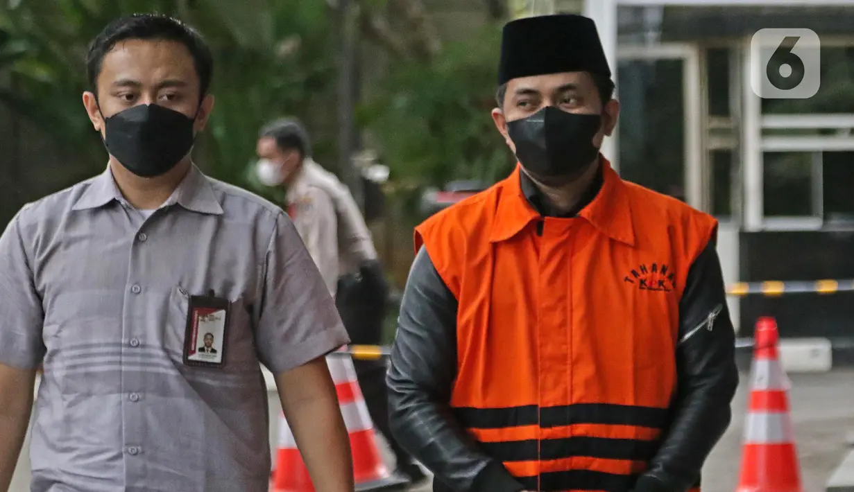 Bupati (nonaktif) Penajam Paser Utara (PPU) Abdul Gafur Mas'ud bersiap menjalani sidang lanjutan yang digelar secara daring di Gedung Merah Putih KPK, Jakarta, Kamis (4/8/2022). Sebelumnya, JPU KPK mendakwa Abdul Gafur Mas'ud menerima suap Rp 5,7 miliar terkait proyek dan perizinan di Pemerintah Kabupaten PPU. (Liputan6.com/Helmi Fithriansyah)