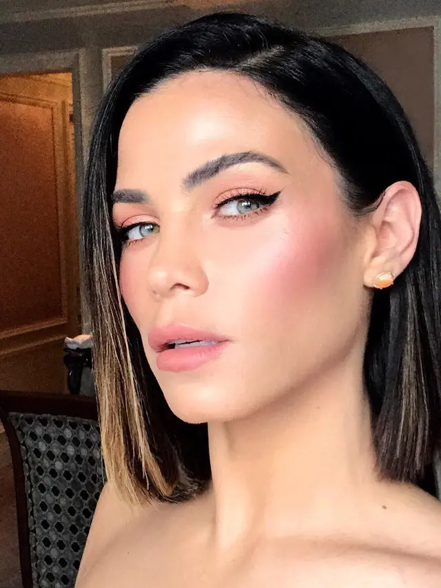 Mau Bentuk Winged Eyeliner Sempurna? Ini Caranya