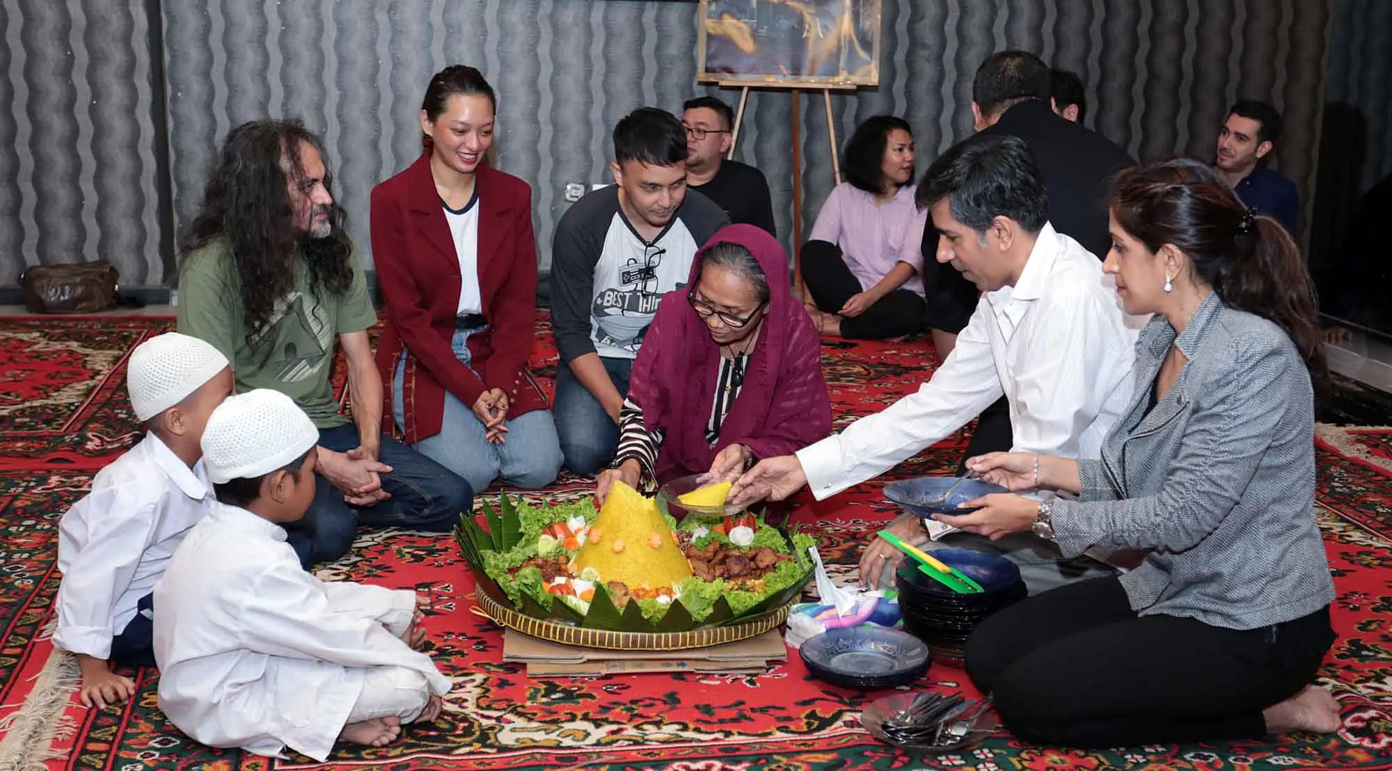 Syukuran film Pengabdi Setan dengan anak yatim (Deki Prayoga/bintang.com)