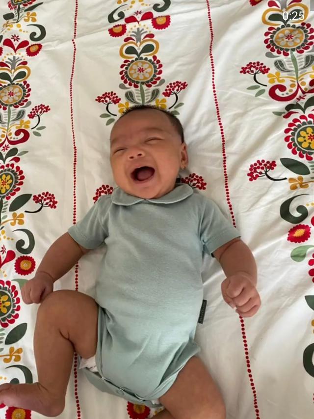 Hampir Berusia 2 Bulan, Ini 6 Potret Gemas Anak Keempat Ricky Harun dan Herfiza