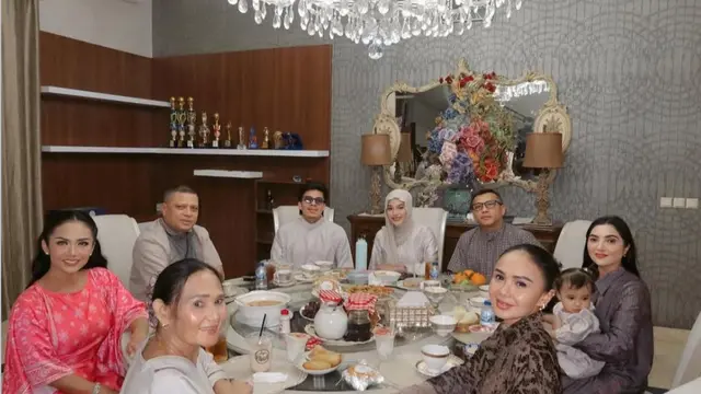 Buka puasa mewah dan penuh cinta, momen kebersamaan Aurel dan keluarga besar. (credit:instagram.com/aurelie.hermansyah)