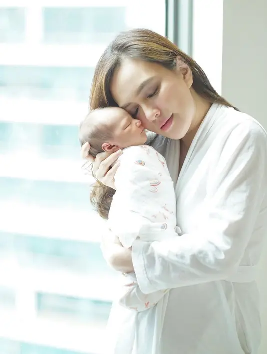 Banyak yang menganggap bahwa hasil yang ia peroleh seperti tubuh yang langsing, karena ia tetap rajin berolahraga saat hamil. Maka netizen pun ingin seperti Shandy Aulia saat merasakan hamil nanti. (Liputan6.com/IG/@shandyaulia)