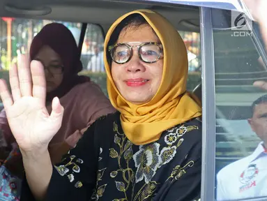 Mantan Dirut Pertamina Karen Agustiawan melambaikan tangan usai menjalani sidang vonis di Pengadilan Tipikor, Jakarta, Senin (10/6/2019). Karen divonis 8 tahun penjara dan denda Rp 1 miliar subsider empat bulan penjara atas korupsi investasi blok BMG di Australia. (Liputan6.com/Herman Zakharia)