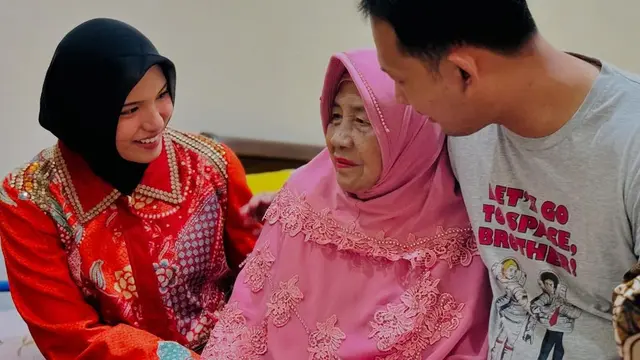 Zahwa Nadhira Sungkem Ibu Mahfud MD