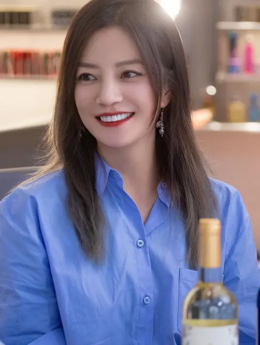 Zhao Wei aktif di akun Instagram @vicki_zhaowei. Ia cukup populer di Instagram dengan sudah memiliki 345 ribu followers. Banyak foto-foto cantik diunggah Zhao Wei di Instagram yang membuat para penggemanya kian terkesima dengan sosok Zhao Wei. (Liputan6.com/IG/Vicki_zhaowei)