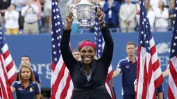 Petenis Amerika Serikat, Serena Williams, mengangkat trofi usai mengalahkan Caroline Wozniacki (Denmark) dengan skor 6-3, 6-3 di tunggal putri US Open, (7/9/2014). (REUTERS/Eduardo Munoz)