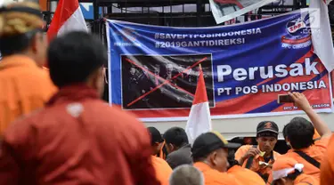Pegawai PT Pos Indonesia (Persero) menggelar aksi di depan Kantor Kementerian BUMN, Jakarta, Rabu (6/2). Massa menuntut penggantian direksi karena dianggap tidak memuaskan para pegawai dan tidak mampu memenuhi hak pegawai. (Merdeka.com/Imam Buhori)