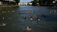 Dana sebesar $1,5 miliar telah dihabiskan untuk upaya pembersihan sungai sejak tahun 2015, termasuk tangki penyimpanan air hujan bawah tanah raksasa baru di tenggara Paris. (JULIEN DE ROSA / AFP)