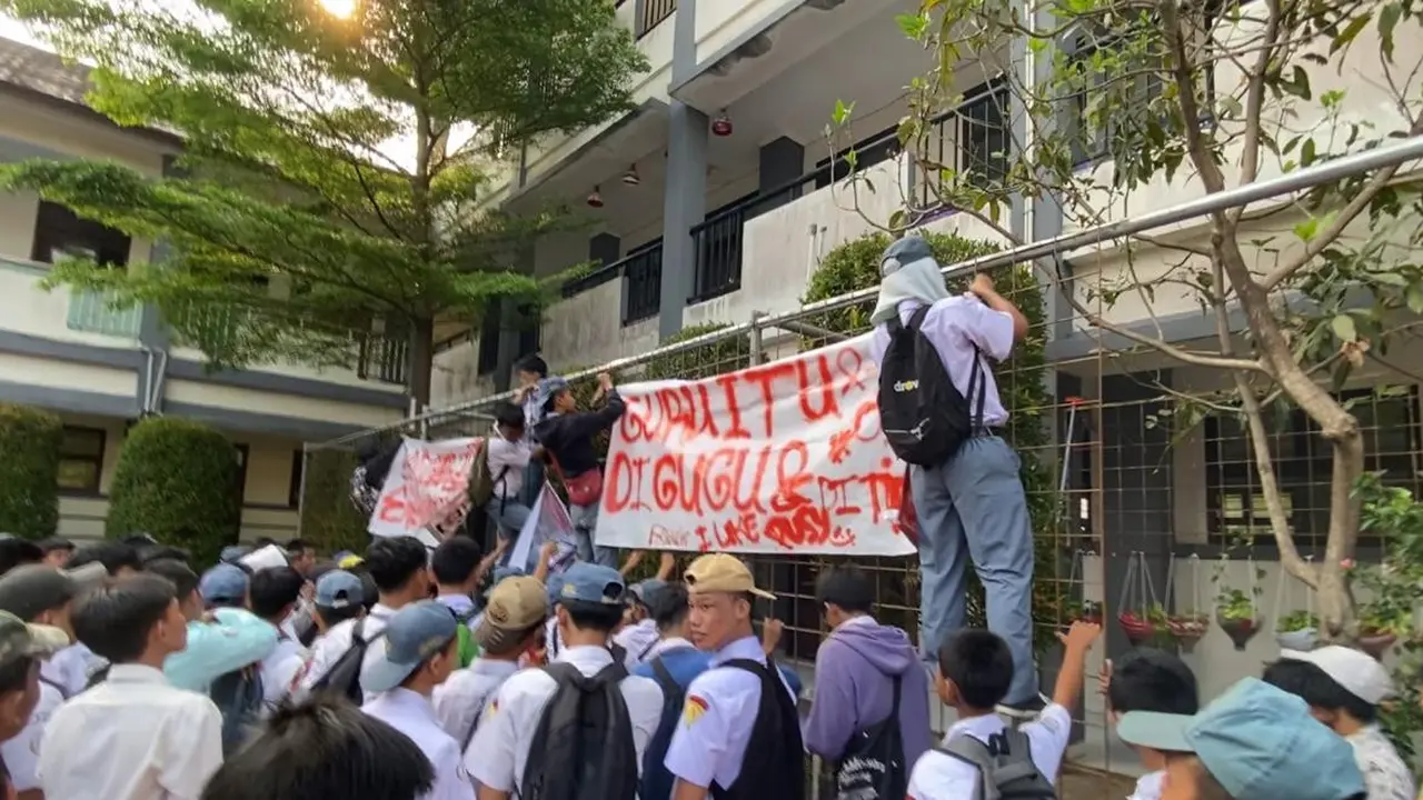 Sejumlah siswa SMKN 5 Kota Tangerang Selatan (Tangsel) melakukan aksi unjuk rasa karena adanya dugaan pelaku pelecehan seksual menjadi pembina Pramuka di sekolah mereka, Senin (23/9/2024). (Liputan6.com/Pramita Tristiawati)