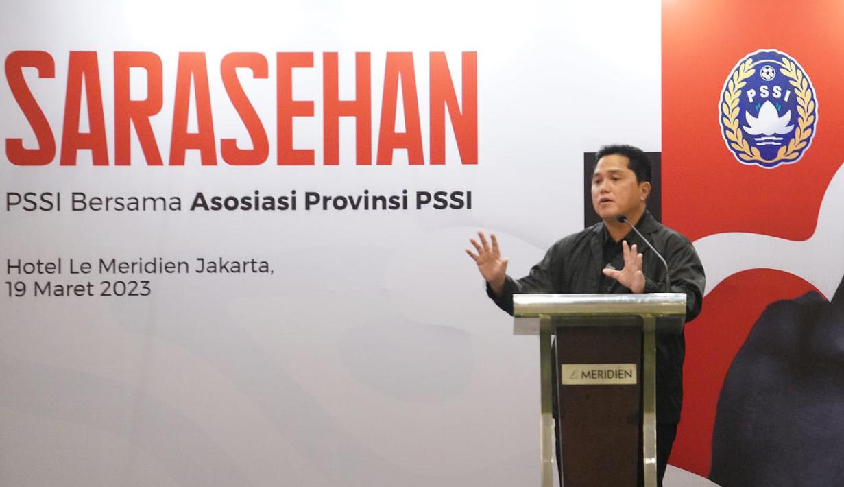 Ketua Umum PSSI, Erick Thohir, memberikan sambutan dalam acara sarasehan dengan Asosiasi Provinsi (Asprov) PSSI yang berlangsung di Jakarta, Minggu (19/3/2023). Dalam kesempatan tersebut PSSI ingin mendengar apa permasalahan sepak bola yang ada di provinsi. (Dok.PSSI)