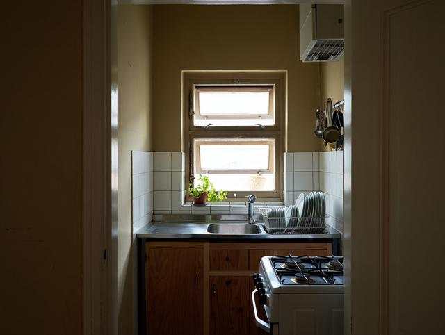 2. Jendela Dorong Atas-Bawah (Double-Hung)