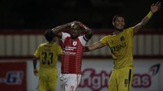 Striker Persipura, Boaz Solossa, tampak kecewa saat melawan Bhayangkara FC pada laga Liga 1 Indonesia di Stadion PTIK, Jakarta, Senin (18/11). Bhayangkara menang 2-0 atas Persipura. (Bola.com/Vitalis Yogi Trisna)
