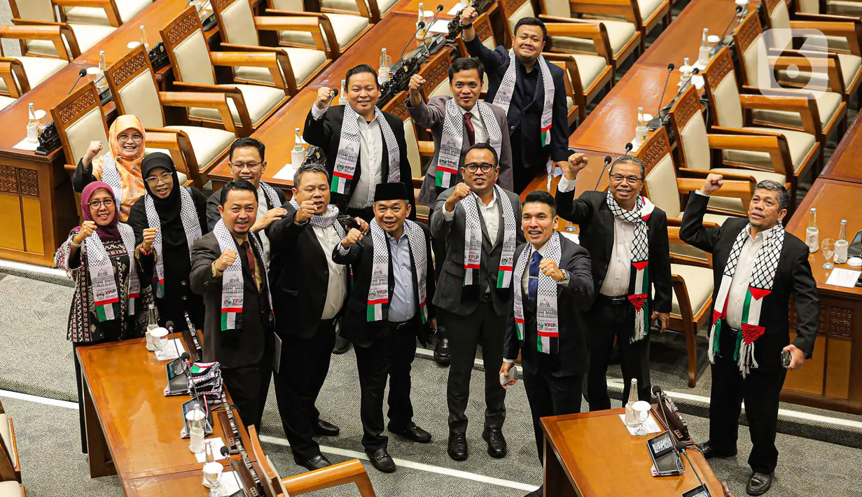 <p>Sejumlah anggota DPR mengenakan syal bergambar bendera Palestina saat mengikuti Rapat Paripurna. (Liputan6.com/Faizal Fanani)</p>