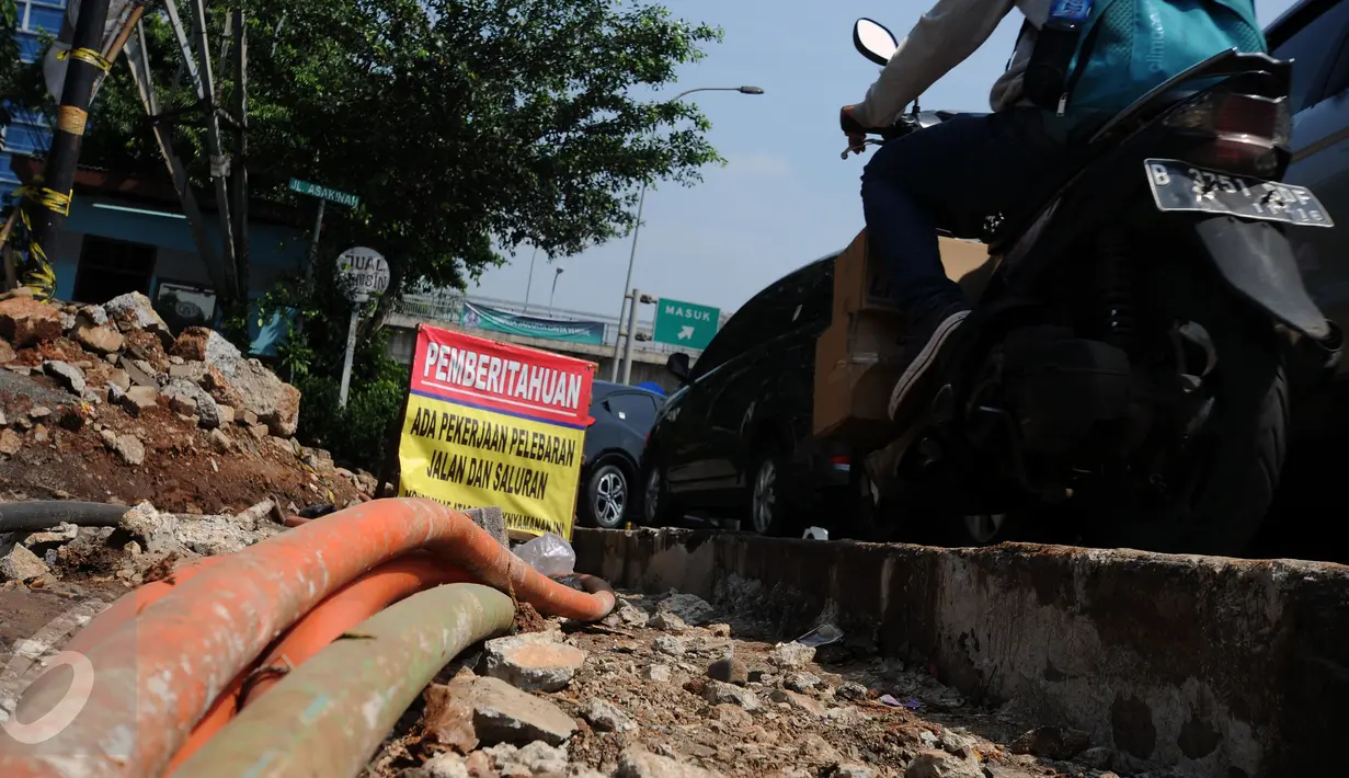 Kondisi instalasi kabel jaringan bawah tanah di Jalan TB Simatupang, Jakarta, Kamis (1/9). Pengguna jalan melintas di sisi lokasi pengerjaan peningkatan dan pelebaran serta saluran dekat pintu tol Lenteng Agung 2. (Liputan6.com/Helmi Fithriansyah)