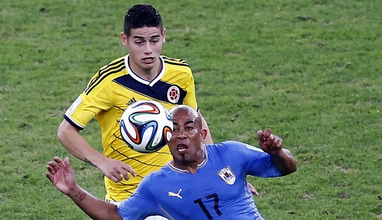 Salah satu aksi pemain tengah Kolombia, James Rodriguez, saat mencoba merebut bola dari Egidio Arevalo Rios (Uruguay) saat berlaga di 16 besar Piala Dunia 2014 di Stadion Maracana, Rio de Janeiro, (29/6/2014). (REUTERS/Michael Dalder)  