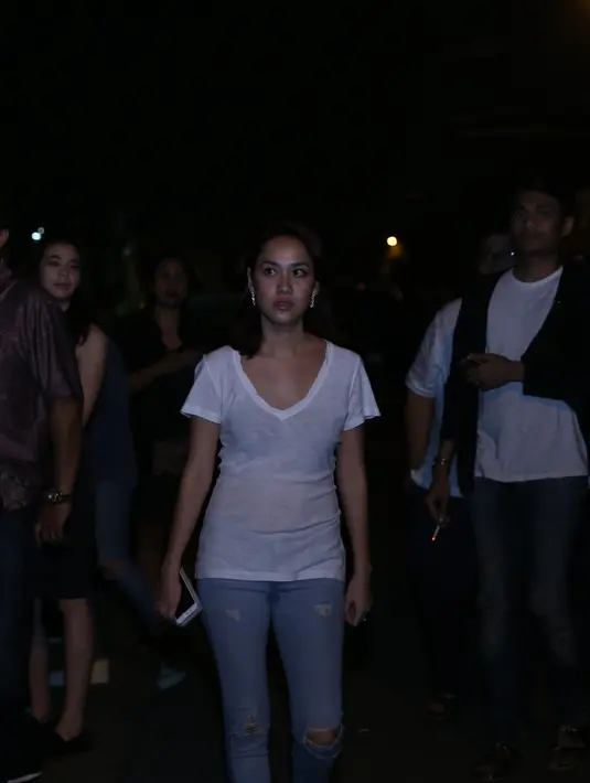 "Sampai sekarang saya masih gak percaya. Kaget banget denger kabar bener apa gak sampai saya konfirm ke yang lain. Mike, he's Gone to soon muda banget," ucap BCL di rumah duka di kawasan Kuricang Raya Bintaro, Minggu (31/7). (Nurwahyunan/Bintang.com)