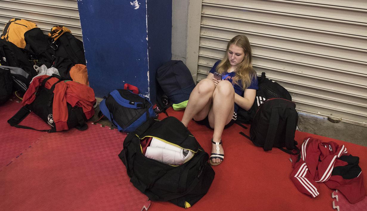 Karateka Slovenia duduk santai usai bertanding pada Kejuaraan Dunia Karate Junior, Cadet, dan U-21 2015. (Bola.com/Vitalis Yogi Trisna)