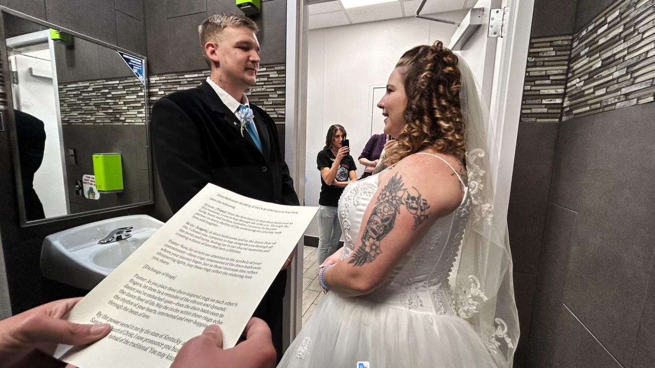 Pasangan Menikah di Kamar Mandi