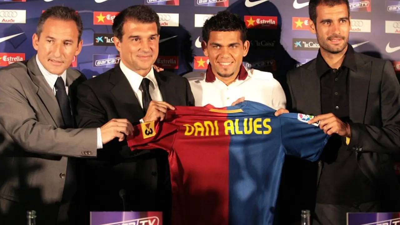 Pep Guardiola (kanan) akan reuni dengan Dani Alves (dua dari kanan) di Manchester City. Keduanya sempat bekerja sama di Barcelona. 