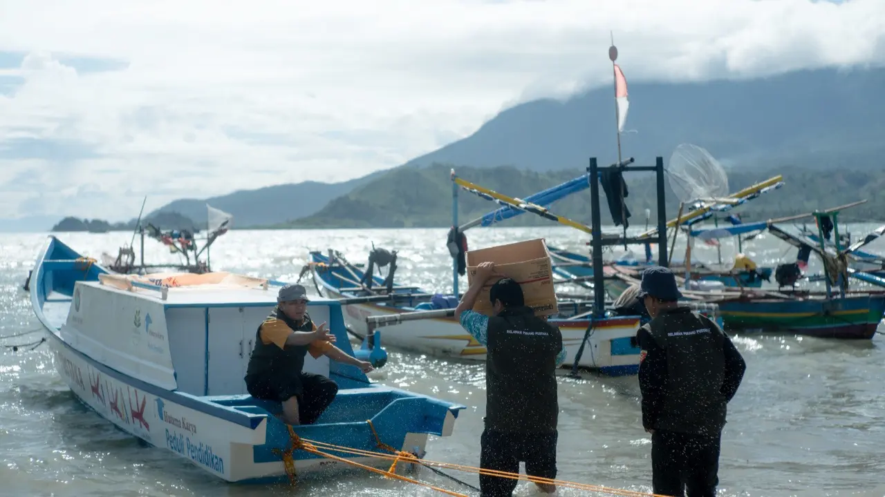 Gerakan Perahu Literasi, inisiatif dari PT Hutama Karya (Persero) bersama anak usahanya PT Hakaaston (HKA) dan PT Hutama Karya Infrastruktur (HKI) membawa perlengkapan sekolah untuk masyarakat di kawasan Pesisir Lampung. Foto : (Istimewa).