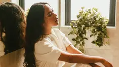 Nama Nadin Amizah mulai dikenal pada saat  menjadi teman duet Dipha Barus pada lagunya yang berjudul 'All Good'. (Liputan6.com/IG/cakecaine)