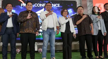 Direktur Utama PT Liga Indonesia Baru (LIB) Ferry Paulus bersama Ketua Umum Persatuan Sepakbola Seluruh Indonesia (PSSI) Erick Thohir, Wakil Direktur Utama PT Bank Rakyat Indonesia (Persero) Tbk Catur Budi Harto dan Direktur Surya Citra Media (SCM) Harsiwi Achmad (kiri ke kanan) usai memberikan keterangan terkait penyelenggaraan BRI Liga 1 Indonesia musim 2024-2025 di di Auditorium Brilian Center BRI, Jakarta, Selasa (6/8/2024). (Liputan6.com/Herman Zakharia)