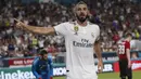 Striker Real Madrid, Karim Benzema, melakukan selebrasi usai mencetak gol ke gawang Manchester United pada laga ICC 2018 di Miami Gardens, Rabu (1/8/2018). Manchester United menang 2-1 atas Real Madrid. (AP/Brynn Anderson)