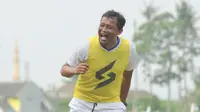 Asisten pelatih Arema FC, Kuncoro. (Bola.com/Iwan Setiawan)