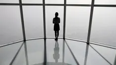 Seorang wanita melihat pemandangan kota yang tercemar polusi udara di Seoul, Korea Selatan, 6 Maret 2019. Polusi debu halus di Korea Selatan telah memuncak dalam beberapa pekan terakhir. (REUTERS/Kim Hong-Ji/File Photo)